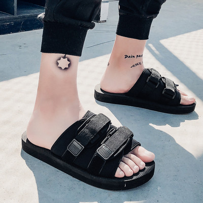 Alkalmi férfi papucs fekete matricákkal