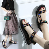 Modern női szandál színes kövekkel fekete színben