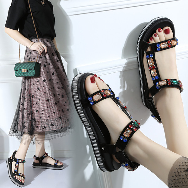 Modern női szandál színes kövekkel fekete színben