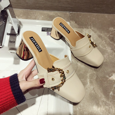 Κομψές κυρίες παντόφλες με μεταλλική πόρπη σε δύο χρώματα