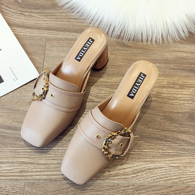 Κομψές κυρίες παντόφλες με μεταλλική πόρπη σε δύο χρώματα