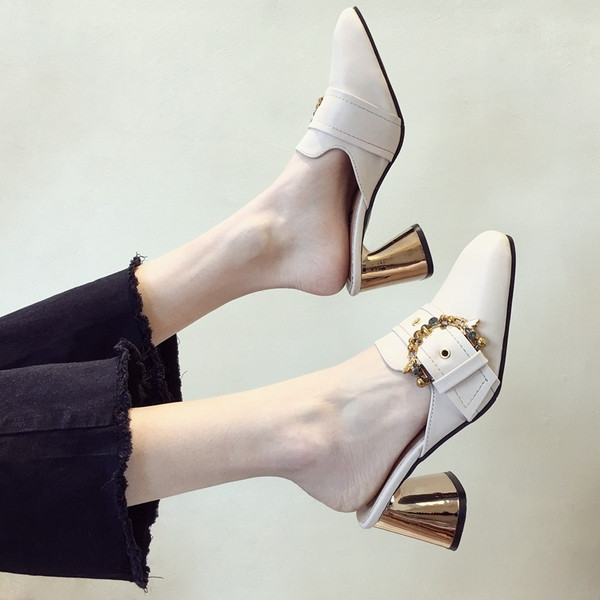 Κομψές κυρίες παντόφλες με μεταλλική πόρπη σε δύο χρώματα