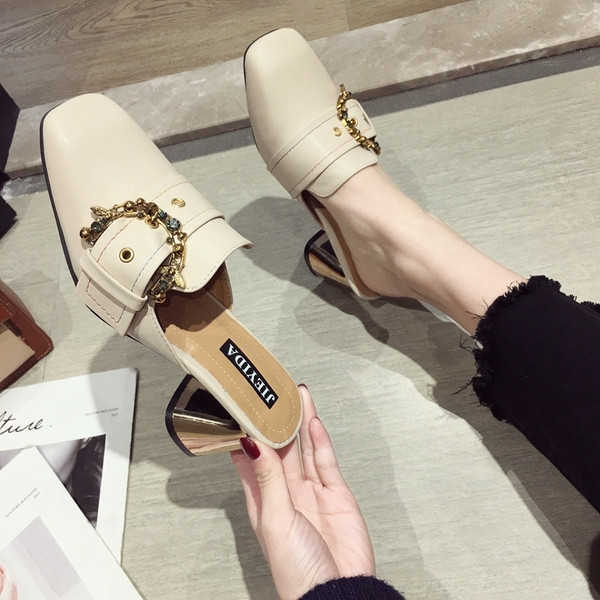 Κομψές κυρίες παντόφλες με μεταλλική πόρπη σε δύο χρώματα