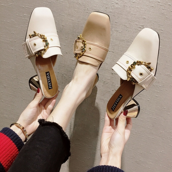 Κομψές κυρίες παντόφλες με μεταλλική πόρπη σε δύο χρώματα