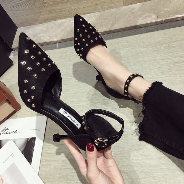 Női magas sarkú cipő és fém fűzőlyuk két színben