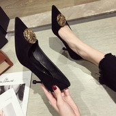 Elegáns női cipő magassarkúval, fém díszítéssel, fekete és bézs színben