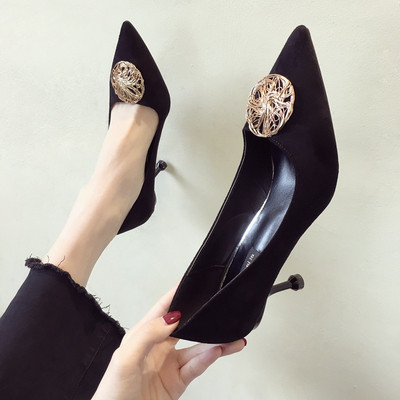 Elegáns női cipő magassarkúval, fém díszítéssel, fekete és bézs színben