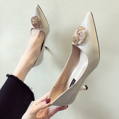 Elegáns női cipő magassarkúval, fém díszítéssel, fekete és bézs színben