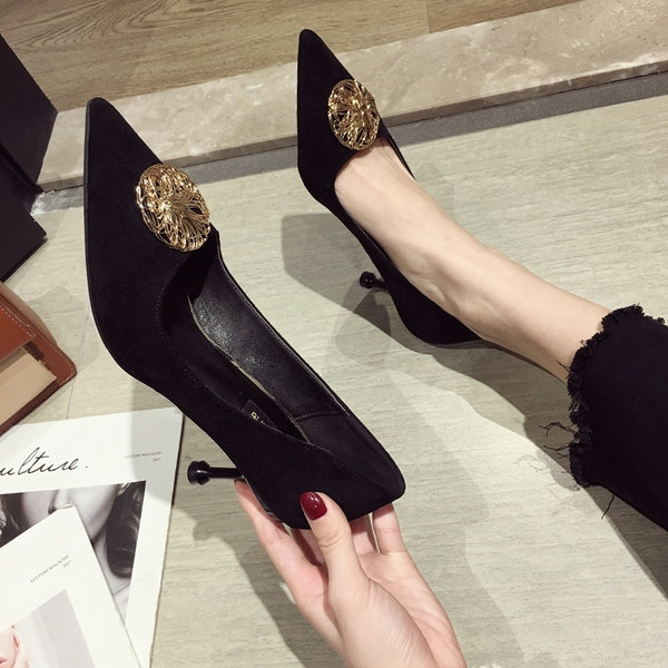 Elegáns női cipő magassarkúval, fém díszítéssel, fekete és bézs színben