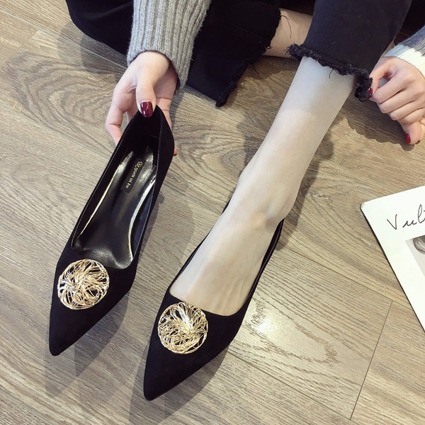 Elegáns női cipő magassarkúval, fém díszítéssel, fekete és bézs színben