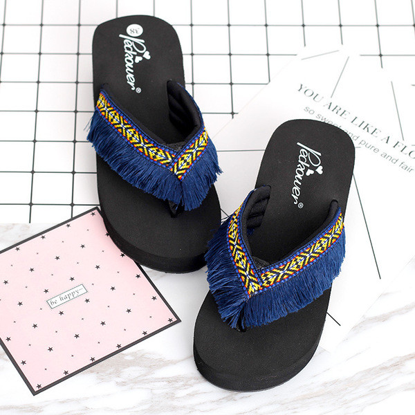 Modern női papucs lábujjakon és kék díszítéssel