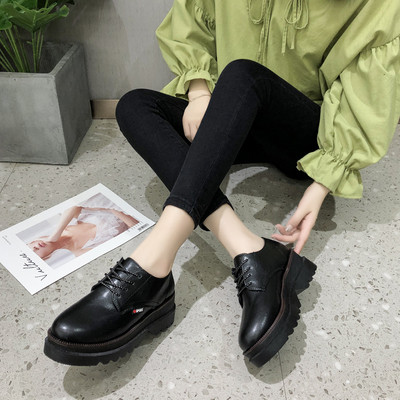 Alkalmi női cipő fűzővel - két színben