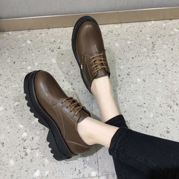 Alkalmi női cipő fűzővel - két színben