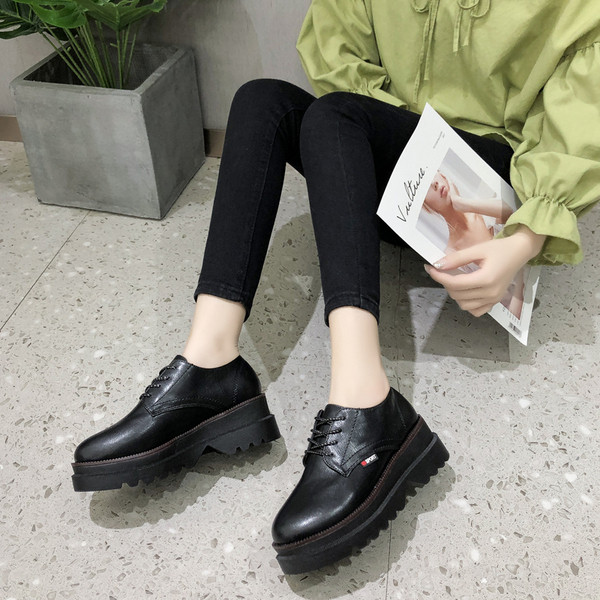 Alkalmi női cipő fűzővel - két színben