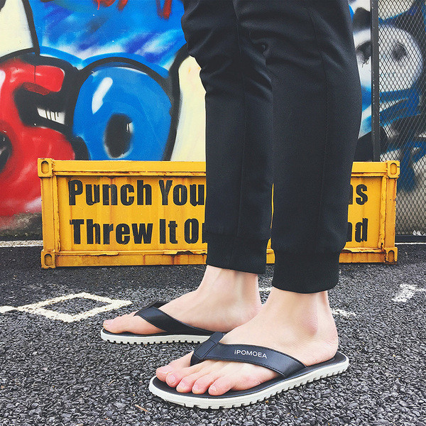 Papuci moderni pentru bărbați din piele artificială cu inscripție în trei culori