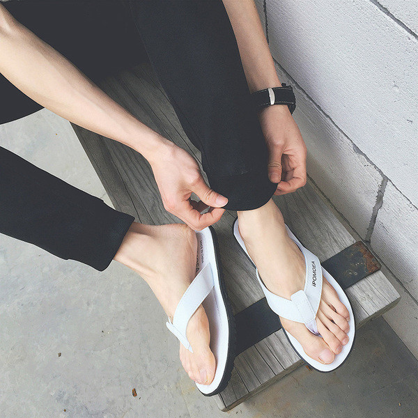 Papuci moderni pentru bărbați din piele artificială cu inscripție în trei culori