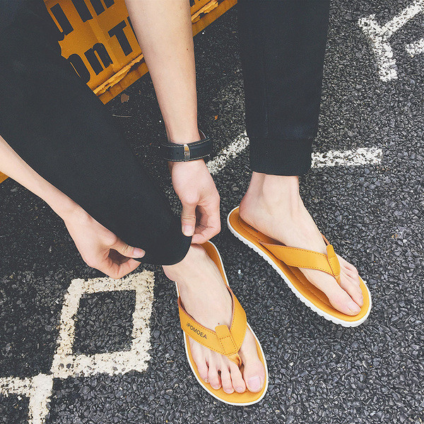 Papuci moderni pentru bărbați din piele artificială cu inscripție în trei culori