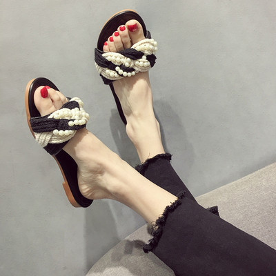 Модерни дамски чехли с перли в черно-бял цвят