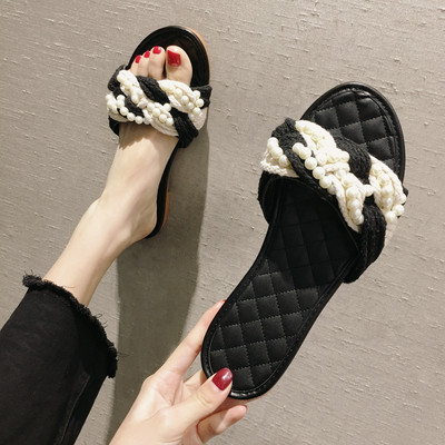 Modern, fekete-fehér gyöngyös női papucs