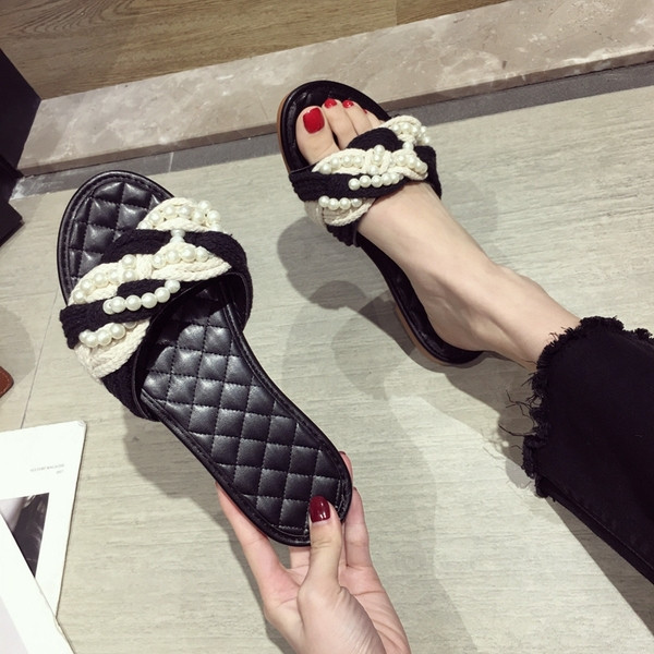 Modern, fekete-fehér gyöngyös női papucs
