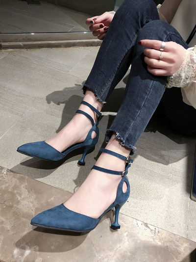 Női cipő hegyes modell magassarkúval, fekete és kék színben