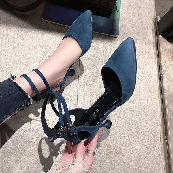 Női cipő hegyes modell magassarkúval, fekete és kék színben