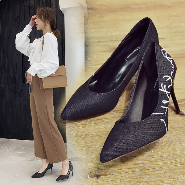 Női magassarkú cipő fekete felirattal - két modell