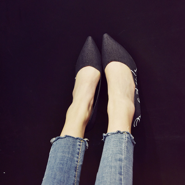 Női magassarkú cipő fekete felirattal - két modell