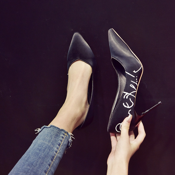 Női magassarkú cipő fekete felirattal - két modell