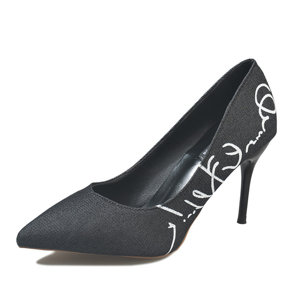 Női magassarkú cipő fekete felirattal - két modell