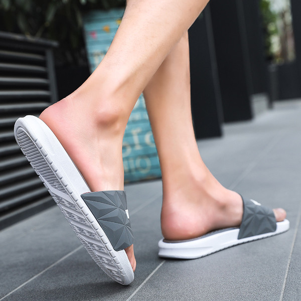 Papuci moderni pentru bărbați cu inscripție în două culori