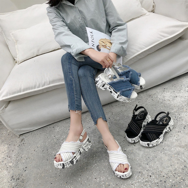 Model nou de sandale dama cu talpa inalta in trei culori