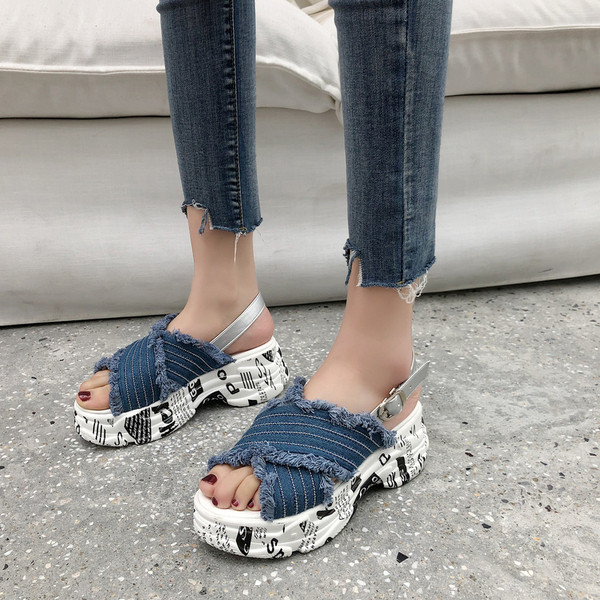 Model nou de sandale dama cu talpa inalta in trei culori