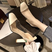 Aktuális női cipők magassarkúval, átlátszó elemekkel fekete és bézs színben