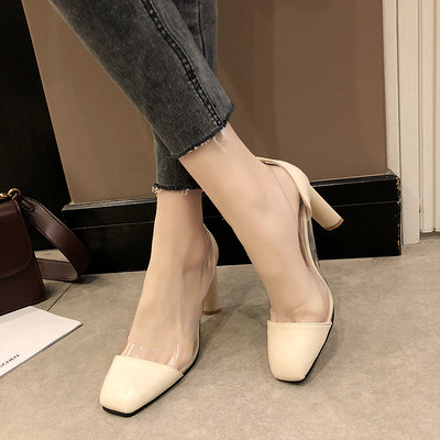 Aktuális női cipők magassarkúval, átlátszó elemekkel fekete és bézs színben