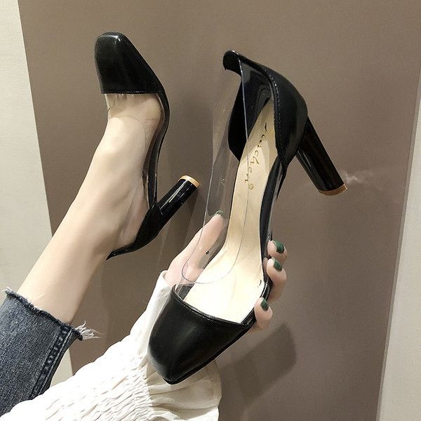 Aktuális női cipők magassarkúval, átlátszó elemekkel fekete és bézs színben