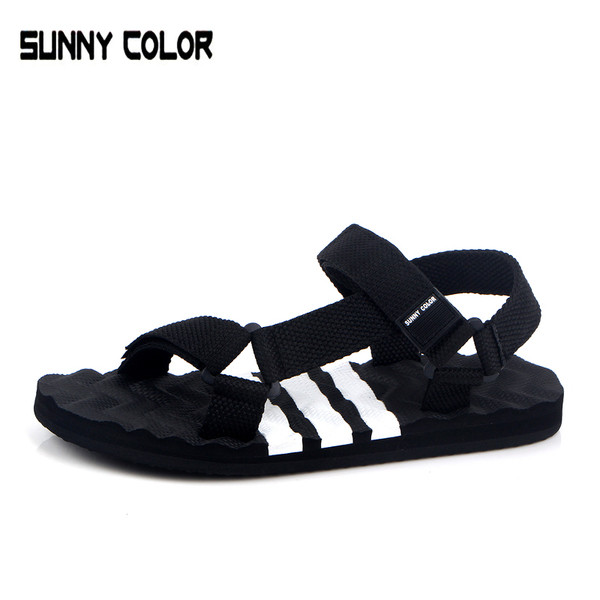 Modern férfi szandál fekete foltokkal