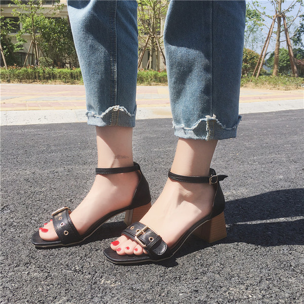 Sandale de dama moderne cu toc gros in negru si bej