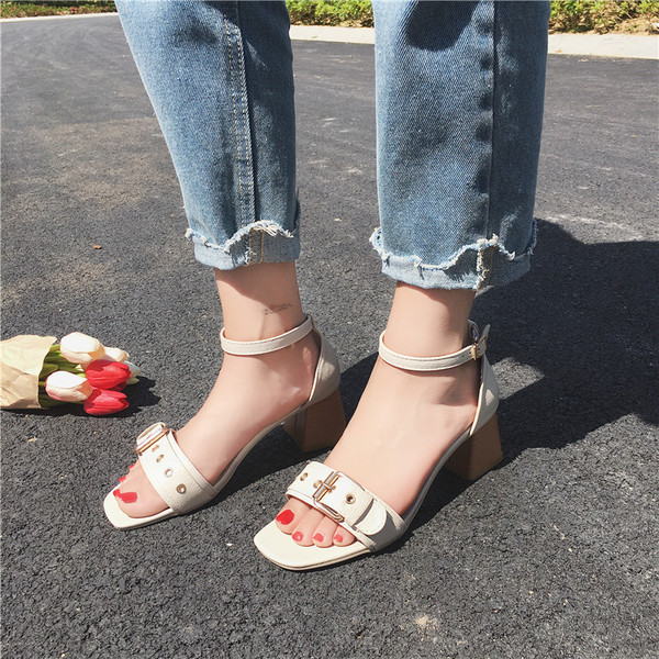 Sandale de dama moderne cu toc gros in negru si bej