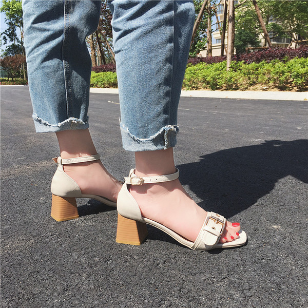 Sandale de dama moderne cu toc gros in negru si bej