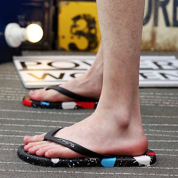 Papuci moderni pentru bărbați cu model, cu o inscripție