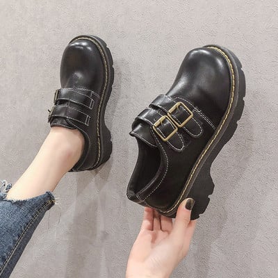 Τα casual γυναικεία παπούτσια σε μαύρο και καφέ χρώμα