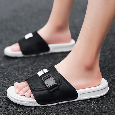 Alkalmi férfi papucs három színben emblémával