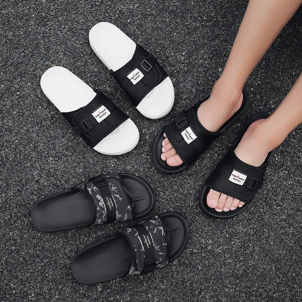 Alkalmi férfi papucs három színben emblémával