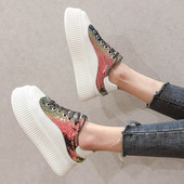 Aktuális női tornacipő flitterekkel két színben