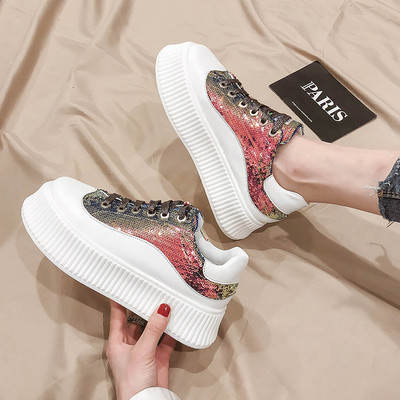 Aktuális női tornacipő flitterekkel két színben