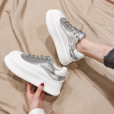 Aktuális női tornacipő flitterekkel két színben