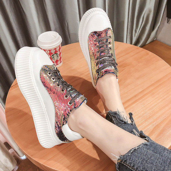 Aktuális női tornacipő flitterekkel két színben