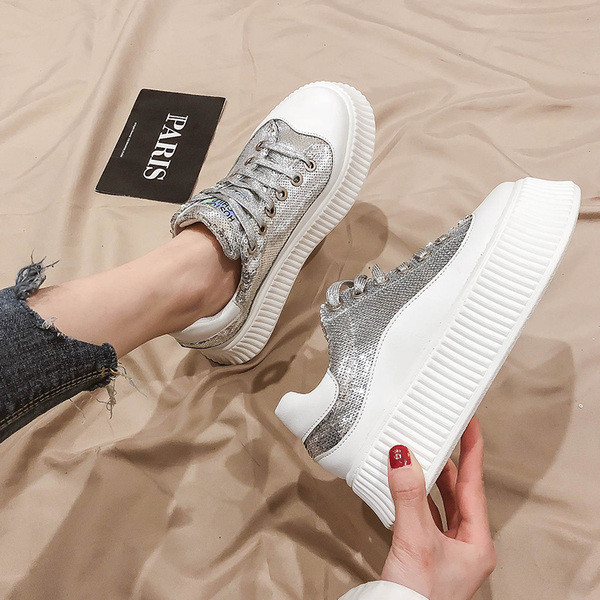 Aktuális női tornacipő flitterekkel két színben