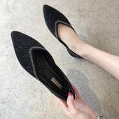 Két színben kövekkel díszített, modern női cipő